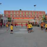 Quando entriamo nell�oratorio, sul quale si erge la rossa facciata della scuola San Giovanni Bosco-Melo da Bari, � in corso un torneo di pallavolo...